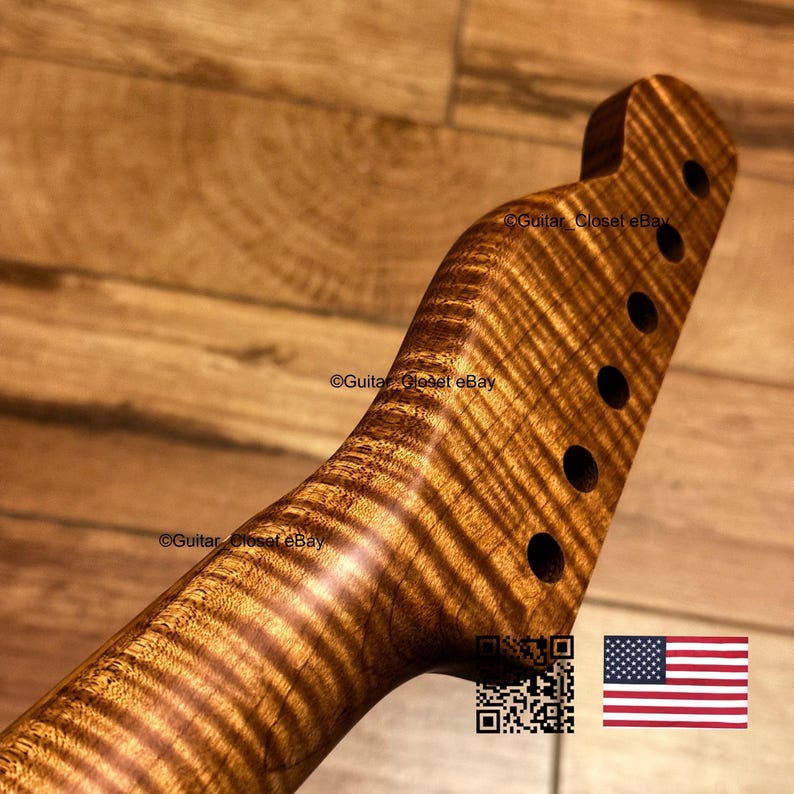 Pu&ograve; includere: Un manico di chitarra con una paletta caratterizzata da un evidente motivo a venature di legno d'acero fiammato tigrato. La paletta include sei fori circolari per le meccaniche allineati. Il testo Guitar_Closet eBay &egrave; visibile sul legno.
