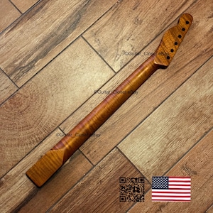 Puede incluir: M&aacute;stil de guitarra de madera con acabado de arce flameado. El m&aacute;stil tiene un clavijero con seis agujeros para clavijas y una superficie lisa y pulida. La imagen incluye un c&oacute;digo QR y una bandera estadounidense.