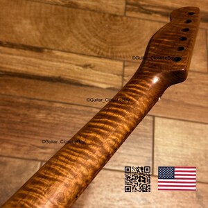 K&ouml;nnte beinhalten: Ein Gitarrenhals aus braunem Riegelahornholz mit sichtbarer Maserung. Die Kopfplatte weist sechs kreisf&ouml;rmige L&ouml;cher f&uuml;r die Stimmwirbel auf. Der Text Guitar_Closet eBay erscheint mehrfach auf dem Bild, zusammen mit einem QR-Code und einer US-Flagge.
