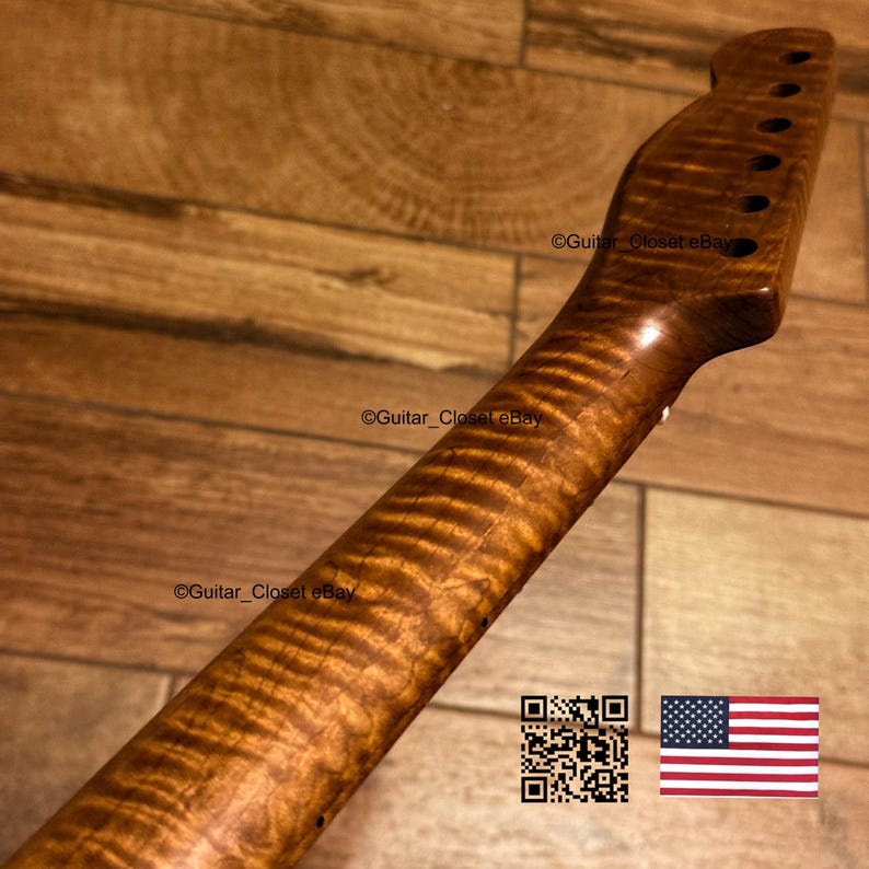 K&ouml;nnte beinhalten: Ein Gitarrenhals aus braunem Riegelahornholz mit sichtbarer Maserung. Die Kopfplatte weist sechs kreisf&ouml;rmige L&ouml;cher f&uuml;r die Stimmwirbel auf. Der Text Guitar_Closet eBay erscheint mehrfach auf dem Bild, zusammen mit einem QR-Code und einer US-Flagge.
