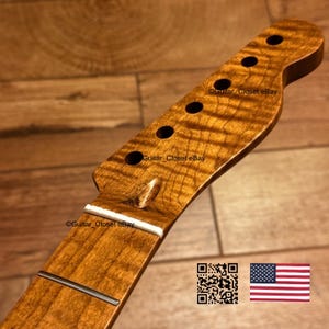 K&ouml;nnte beinhalten: Ein Gitarrenhals mit geflammter Ahornholzmaserung und nat&uuml;rlichem bernsteinfarbenem Finish. Die Kopfplatte enth&auml;lt sechs Mechanikl&ouml;cher, einen wei&szlig;en Sattel und einen sichtbaren Metallbund auf dem Griffbrett. Der Text Guitar_Closet eBay ist vorhanden.