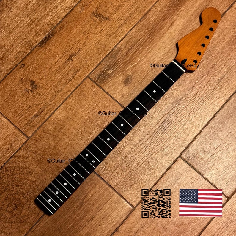 K&ouml;nnte beinhalten: Ein Gitarrenhals mit dunklem Griffbrett und wei&szlig;en Punkteinlagen. Die Kopfplatte hat eine hellere Holzfarbe mit L&ouml;chern f&uuml;r die Stimmwirbel. Das Bild enth&auml;lt einen QR-Code und eine amerikanische Flagge.