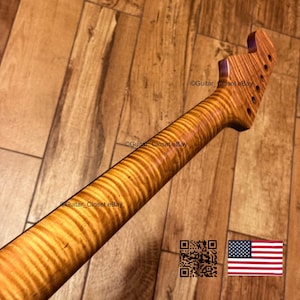 Puede incluir: Un m&aacute;stil de guitarra hecho de madera marr&oacute;n claro con un patr&oacute;n de veta flameada tipo tigre. El clavijero presenta seis orificios para las clavijas dispuestos en fila. El texto Guitar_Closet eBay es visible en el m&aacute;stil y el clavijero.
