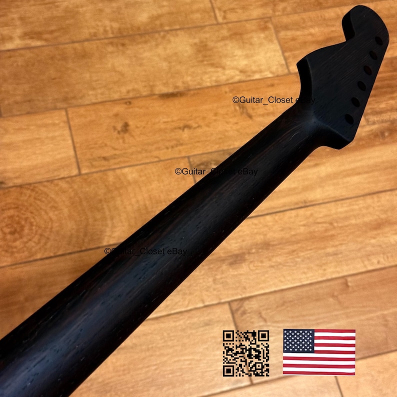 Peut inclure: Manche de guitare noir avec chevilles d'accordage. Le manche est en bois et a une finition lisse et sombre. L'image comprend un code QR et le drapeau am&eacute;ricain.