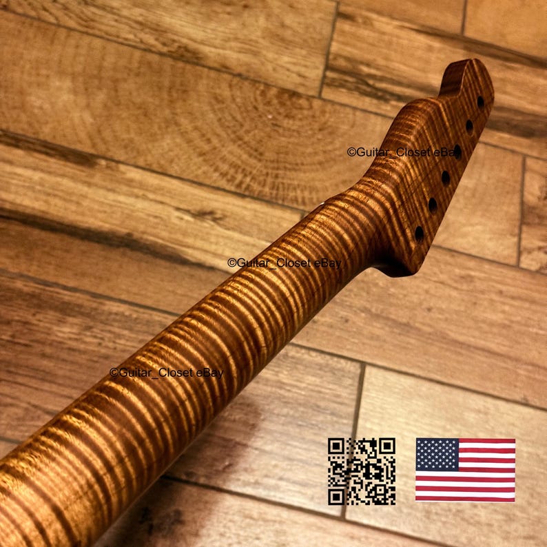 Pu&ograve; includere: Un manico di chitarra caratterizzato da una venatura del legno in acero fiammato con motivo a strisce di tigre e finitura ambrata naturale. La paletta include sei fori preforati per le meccaniche. Il testo Guitar_Closet eBay appare sul manico e sulla paletta.