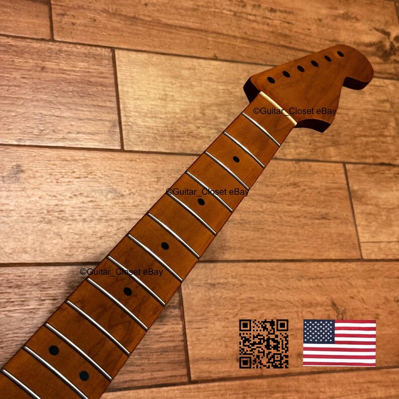 Puede incluir: Un m&aacute;stil de guitarra de arce tostado con un acabado de veta de madera marr&oacute;n medio, trastes de metal plateado y marcadores de posici&oacute;n circulares oscuros. El clavijero est&aacute; inclinado con seis orificios para las clavijas.