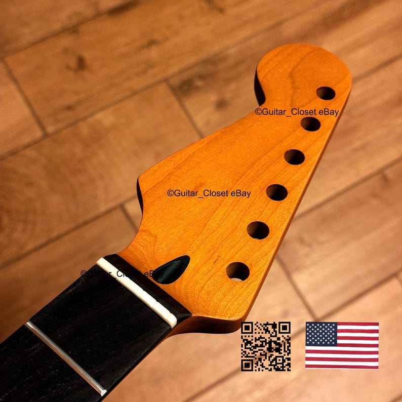 K&ouml;nnte beinhalten: Gitarrenhals mit nat&uuml;rlicher Holzoberfl&auml;che, mit sechs Stimmwirbell&ouml;chern und einem schwarzen Griffbrett. Die Kopfplatte hat eine abgerundete Form. Das Bild enth&auml;lt den Text "@Guitar_Closet eBay", einen QR-Code und die amerikanische Flagge.