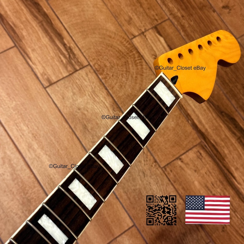 K&ouml;nnte beinhalten: Ein Gitarrenhals mit einer gelben Kopfplatte und einem dunkelbraunen Griffbrett mit wei&szlig;en Einlagen. Die Kopfplatte hat L&ouml;cher f&uuml;r die Stimmwirbel. Der Text "Guitar_Closet eBay" ist sichtbar. Die amerikanische Flagge befindet sich in der unteren rechten Ecke.