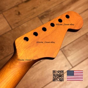 K&ouml;nnte beinhalten: Ein Gitarrenhals mit nat&uuml;rlicher Holzoberfl&auml;che. Die Kopfplatte hat sechs L&ouml;cher f&uuml;r die Stimmwirbel und den Text "Guitar_Closet eBay". Das Bild enth&auml;lt einen QR-Code und die amerikanische Flagge.