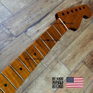 Puede incluir: M&aacute;stil de guitarra con acabado de madera natural. El m&aacute;stil presenta trastes, incrustaciones de puntos y agujeros para clavijas de afinaci&oacute;n. La imagen incluye el texto "Guitar Closet eBay", un c&oacute;digo QR y la bandera americana.