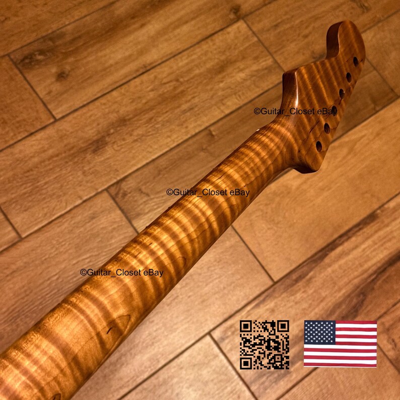 K&ouml;nnte beinhalten: Ein Gitarrenhals mit einer markanten Tigerstreifen-Flammenahorn-Holzmaserung und gl&auml;nzender Oberfl&auml;che. Die Kopfplatte enth&auml;lt sechs vorgebohrte L&ouml;cher f&uuml;r die Stimmwirbel. Der Text Guitar_Closet eBay erscheint mehrfach auf dem Bild.
