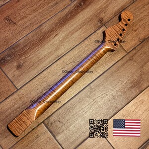 Puede incluir: Un m&aacute;stil de guitarra fabricado en madera de arce flameado con un patr&oacute;n de veteado de rayas de tigre. El clavijero presenta seis orificios pretaladrados para las clavijas. El texto Guitar_Closet eBay es visible en la madera junto a un c&oacute;digo QR.