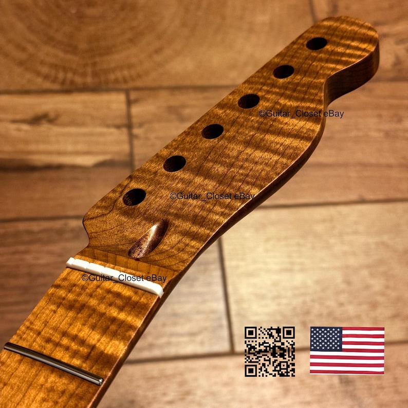 Pu&ograve; includere: Un manico di chitarra con una finitura in legno di acero fiammato dai toni ambrati naturali. La paletta include sei fori per le meccaniche disposti in fila, un capotasto bianco e un foro di regolazione del truss rod. Testo Guitar_Closet eBay.