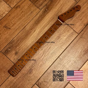 K&ouml;nnte beinhalten: Ein Gitarrenhals mit dunkelbraunem Finish, mit B&uuml;nden und Punkteinlagen. Die Kopfplatte hat L&ouml;cher f&uuml;r die Stimmwirbel. Das Bild enth&auml;lt einen QR-Code und eine kleine amerikanische Flagge.
