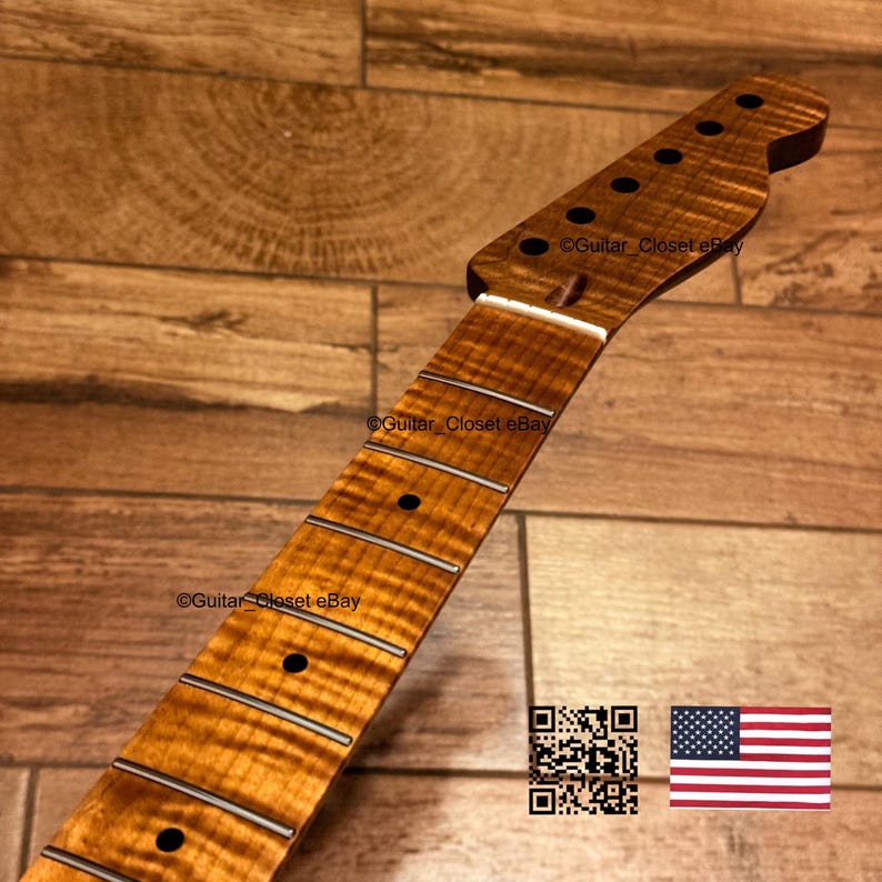 Pu&ograve; includere: Un manico per chitarra in acero fiammato con finitura marrone dorata, tasti argentati e segnatasti neri. La paletta presenta sei fori per le meccaniche e il testo Guitar_Closet eBay &egrave; visibile sulla superficie del legno.