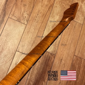 Puede incluir: M&aacute;stil de guitarra con acabado de arce flameado. El m&aacute;stil es de color &aacute;mbar c&aacute;lido con un diapas&oacute;n y clavijero oscuros. La imagen incluye un c&oacute;digo QR y la bandera americana.