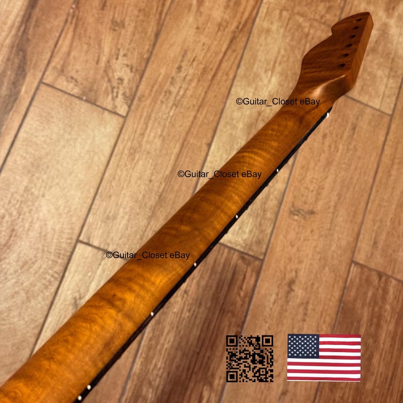 Puede incluir: M&aacute;stil de guitarra con acabado de arce flameado. El m&aacute;stil es de color &aacute;mbar c&aacute;lido con un diapas&oacute;n y clavijero oscuros. La imagen incluye un c&oacute;digo QR y la bandera americana.
