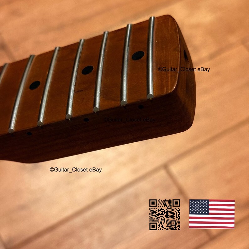 Puede incluir: Un m&aacute;stil de guitarra con un diapas&oacute;n de madera de color marr&oacute;n medio, trastes de metal plateado y marcadores de posici&oacute;n circulares oscuros. El texto Guitar_Closet eBay es visible en la madera, junto a un c&oacute;digo QR y una bandera estadounidense.