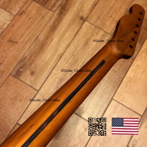 Op de afbeelding: Gitaarhals met een natuurlijke houten afwerking, met een donkere streep in het midden. De kop heeft gaten voor de stemknoppen. De tekst "Guitar_Closet eBay" is zichtbaar. Inclusief een QR-code en een Amerikaanse vlag.