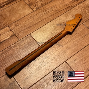 Puede incluir: Un m&aacute;stil de guitarra de madera natural con una franja oscura en el centro de la parte posterior, un clavijero con seis orificios preperforados para las clavijas y un acabado liso. El texto Guitar_Closet eBay es visible en la madera.