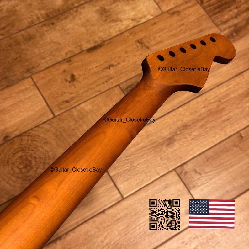 K&ouml;nnte beinhalten: Ein Gitarrenhals mit nat&uuml;rlicher Holzoberfl&auml;che. Die Kopfplatte hat sechs L&ouml;cher f&uuml;r die Stimmwirbel. Der Hals ist zum Betrachter hin abgewinkelt und zeigt die Holzmaserung. Der Text "Guitar_Closet eBay" ist sichtbar. Ein QR-Code und die amerikanische Flagge befinden sich unten rechts.