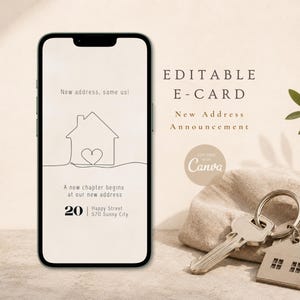 Puede incluir: Un smartphone muestra una tarjeta electrónica editable para anunciar una nueva dirección con un icono de casa y corazón en línea, el texto New address, same us!, y un llavero metálico con forma de casa sobre tela beige.