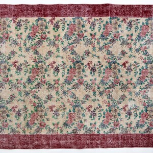 Pode incluir: Tapete retangular com um campo creme e um padr&atilde;o floral em tons de rosa, azul e verde. O tapete tem uma borda bord&ocirc; escura. Adequado para sala de estar ou quarto, cerca de 200 x 300 cm.