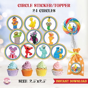 Könnte beinhalten: Sesamstraße-Party-Zubehör. Enthält 24 runde Aufkleber/Topper, jeweils 6,35 cm x 6,35 cm, mit Charakteren. Außerdem abgebildet sind Cupcakes, ein Lutscher und ein Geschenkbeutel, alle mit Sesamstraßen-Designs. Der Text lautet "Sofort-Download".