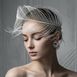 Vitt strutsfjäderhuvudbonad minimalistiskt avantgardistiskt brudfascinatorhuvudband