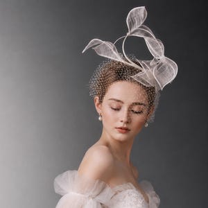 Tenue de samba brésilienne faite à la main avec des ailes de plumes d' autruche jaunes et un casque pour le spectacle de carnaval