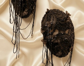 Máscara de mascarada con cuentas negras, joya facial gótica de vanguardia, máscara de velo de lentejuelas hecha a mano para sesión fotográfica editorial.