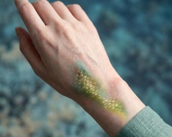 Tatuaje temporal de escamas de sirena, arte corporal de escamas de pez iridiscentes, pegatina de maquillaje oceánico para festivales