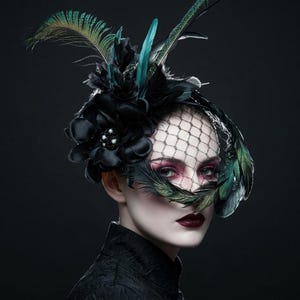 Puede incluir: Un letrero de madera rústico con el texto "Welcome to our porch" en letras blancas. El letrero presenta un acabado envejecido y un diseño sencillo y acogedor, perfecto para la decoración exterior.