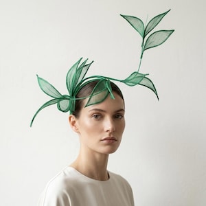 Groene sculpturale tovenaarhoed struisvogelveren verstelbare statement hoofddeksel bruiloft ascot uniek