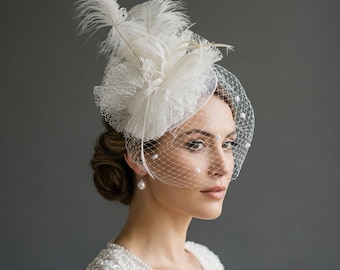 Tocado de novia con velo de plumas blancas estilo vintage para fiestas de té y bodas.
