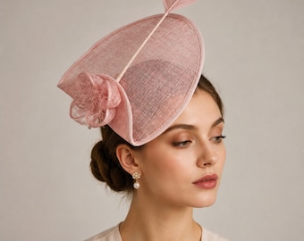 Sombrero tocado de plumas rosa rubor de sinamay para invitada de boda, sombrero para el Royal Ascot Derby