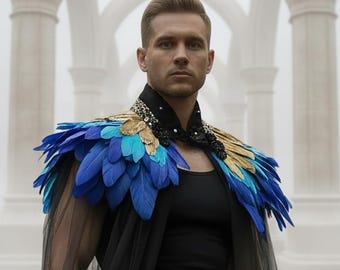 Puede incluir: Una prenda negra con cuello alto adornado con lentejuelas y cuentas negras, superpuesta con una pieza de hombro dramática compuesta por plumas de colores azul vibrante, turquesa y dorado. Incluye mangas de tela negra transparente y una camiseta negra.