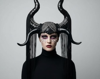 Tocado gótico de cuatro cuernos con flecos largos, estilo fantasía oscura, ideal para cosplay.