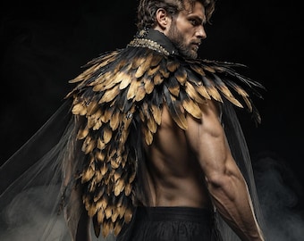 Puede incluir: Una capa de hombros con plumas superpuestas en negro y dorado metálico, un cuello alto con intrincados adornos dorados y tela de tul negro transparente que se extiende por los lados, sobre pantalones negros contra un fondo oscuro.