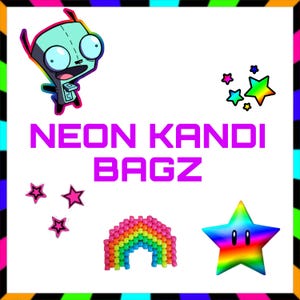 Könnte beinhalten: Ein lebendiges Bild mit dem Text "NEON KANDI BAGZ" in leuchtendem Pink. Das Bild zeigt Cartoon-Sterne, einen Regenbogen und eine Figur. Der Rand ist eine bunte Mischung aus Neonfarben.