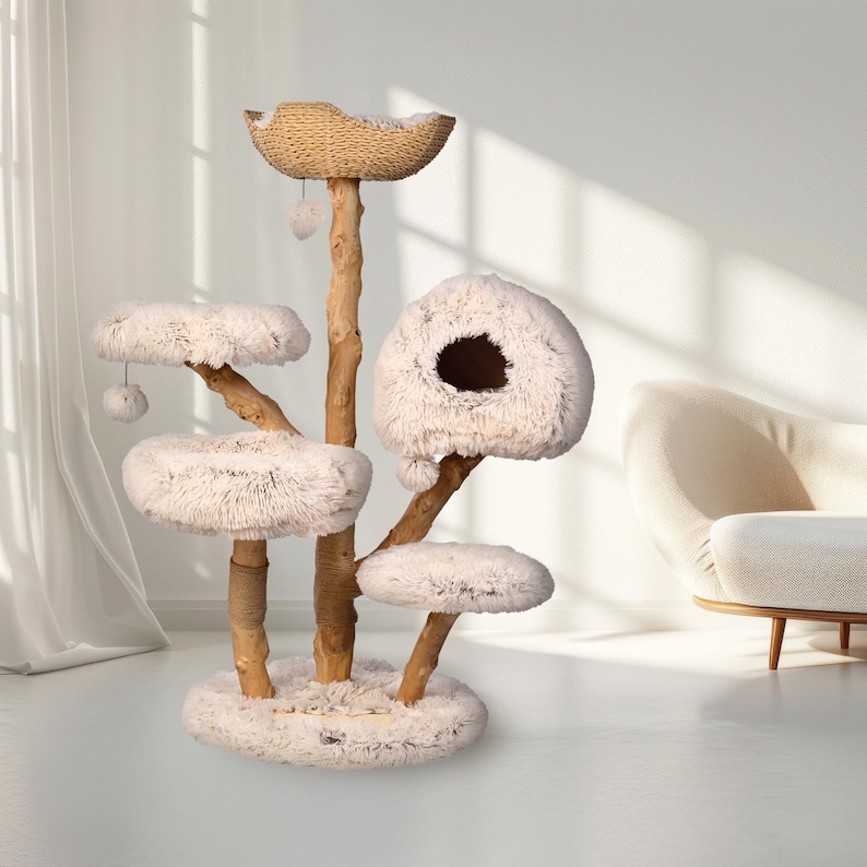 Puede incluir: Un &aacute;rbol para gatos de varios niveles con estructura de madera natural y plataformas y una casa para gatos de felpa color crema. El nivel superior presenta una cesta tejida. Incluye pompones colgantes para jugar. Un mueble para gatos acogedor y elegante.