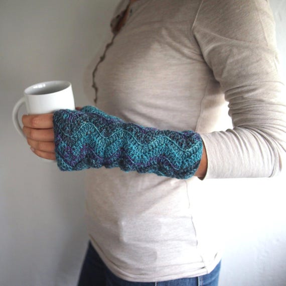 CROCHET PATTERN woman ripples chevron gloves zigzag fingerless mittens, textured gloves, photo tutorial PDF Instant download