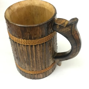 Handgemaakte rustieke houten bierpul: Vikingmok, koffiekopje