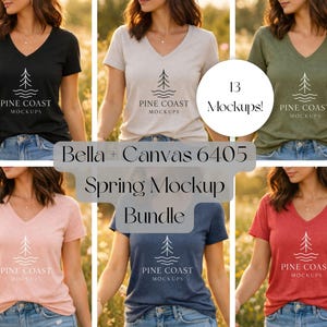 Puede incluir: Un paquete de maquetas con camisetas con cuello en V Bella + Canvas 6405 en varios colores, incluyendo negro, beige, verde oliva, rosa, azul marino y rojo. Cada camiseta muestra un logotipo de árbol blanco y el texto "Pine Coast Mockups". La imagen incluye el texto "13 Mockups!" y "Spring Mockup Bundle".