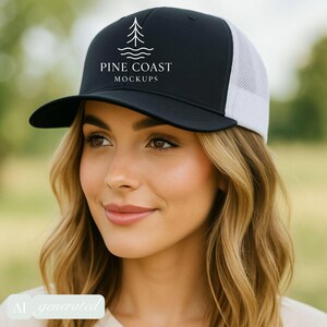 以下が含まれることがあります： 「PINE COAST MOCKUPS」の文字と木のロゴが入った、黒と白のトラッカーハット。帽子は黒いフロントパネルとつば、白いメッシュのバックが付いています。帽子は人がかぶっています。
