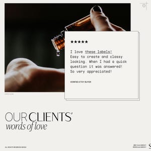 Puede incluir: Una rese&ntilde;a de un cliente para un producto con cinco estrellas. La rese&ntilde;a dice: "&iexcl;Me encantan estas etiquetas! F&aacute;ciles de crear y elegantes. Cuando tuve una pregunta r&aacute;pida, me la respondieron. &iexcl;Muchas gracias!" La rese&ntilde;a est&aacute; etiquetada como "Comprador de Etsy verificado".