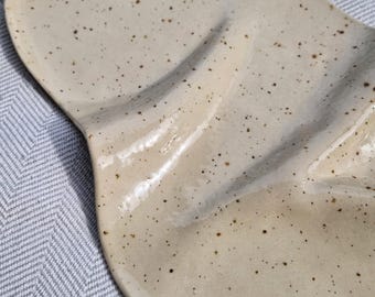 Bandeja de gres hecha a mano con borde ondulado, fuente de servir de gres punteado artesanal, bandeja de bolsillo orgánica, regalo de cerámica