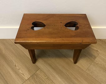 Vintage Kinderhocker mit zwei herzförmigen Ausschnitten, Trittbank im Landhausstil, Pflanzenständer