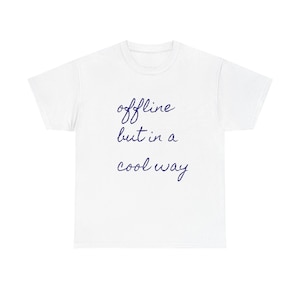 Könnte beinhalten: Ein weißes Kurzarm-T-Shirt mit dem dunkelblauen, kursiven Schriftzug offline but in a cool way auf der Vorderseite. Das Kleidungsstück hat einen Rundhalsausschnitt und eine Standardpassform, wobei der Text auf dem weißen Stoff deutlich sichtbar ist.