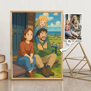 Könnte beinhalten: Ein gerahmtes Familienporträt im Cartoon-Stil. Das Bild zeigt eine dreiköpfige Familie, mit einem Kind auf den Schultern des Vaters. Die Familie sitzt auf einer Veranda mit einem malerischen Hintergrund eines Hauses und eines Feldes. Ein kleineres Foto befindet sich in der Ecke.